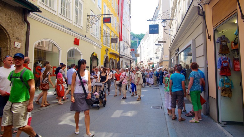 Phố cổ Getreidegasse đông khách du lịch mùa hè