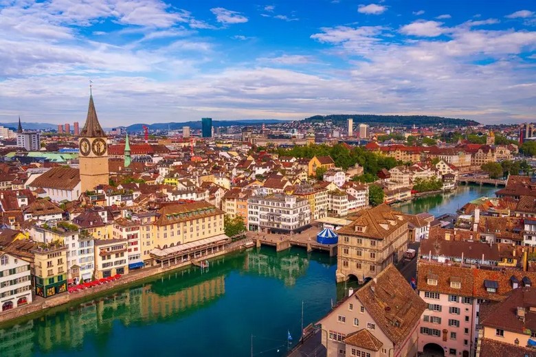 Phố cổ Zurich hai bên sông Limmat nhìn từ trên cao