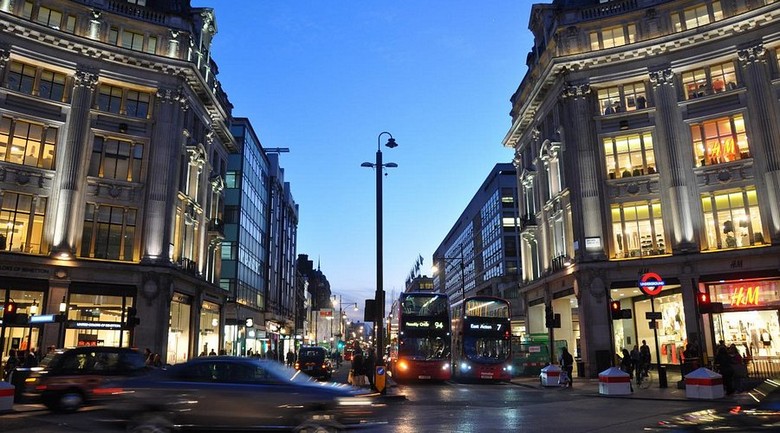 Phố mua sắm Oxford Street hoặc Bond Street tại London