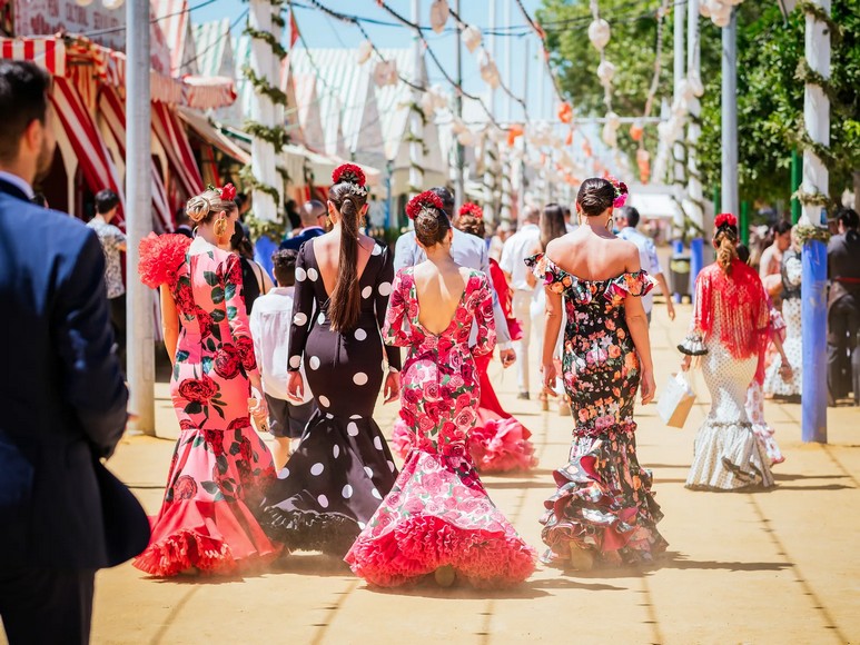 Phụ nữ mặc váy chấm bi truyền thống tại hội chợ Feria de Abril, Sevilla