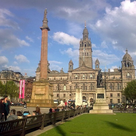 Quảng trường George Square và City Chambers tại trung tâm Glasgow