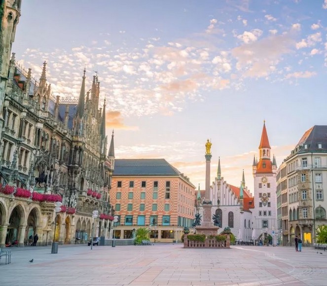 Quảng trường Marienplatz và tòa thị chính mới tại Munich, Đức