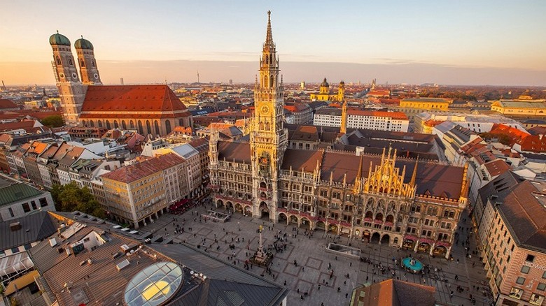 Quảng trường Marienplatz và tòa thị chính mới tại Munich, Đức