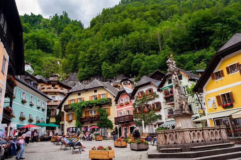 Quảng trường Marktplatz giữa làng Hallstatt với các ngôi nhà màu pastel