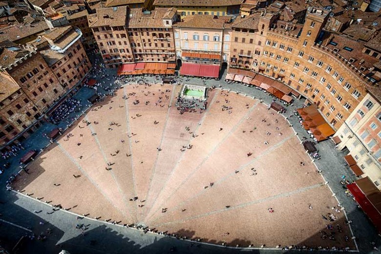 Quảng trường Piazza del Campo ở Siena nhìn từ trên cao