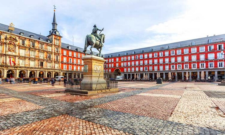  Quảng trường Plaza Mayor Madrid với các dãy ban công bao quanh