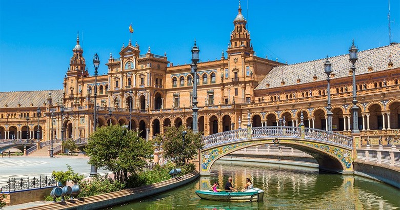 Quảng trường Plaza de España ở Seville dưới nắng chiều
