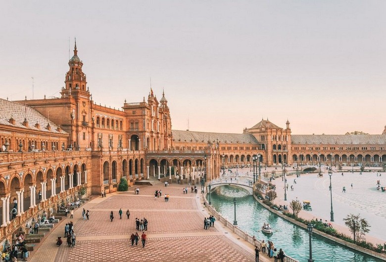 Quảng trường Plaza de España với dãy ghế gạch men azulejo