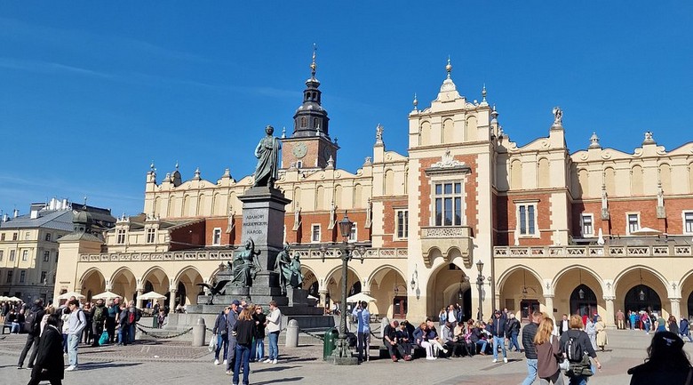 Quảng trường Rynek Główny ở Krakow với Chợ Vải Sukiennice