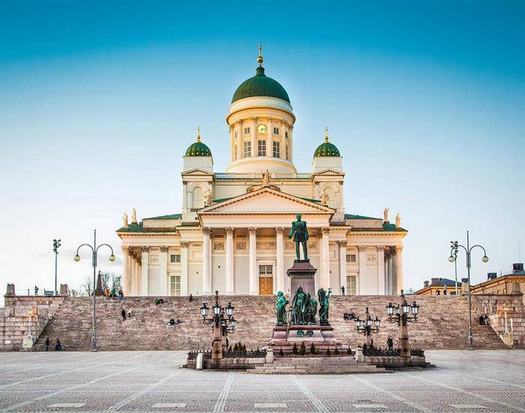 Quảng trường Thượng viện Senaatintori với nhà thờ lớn Helsinki màu trắng