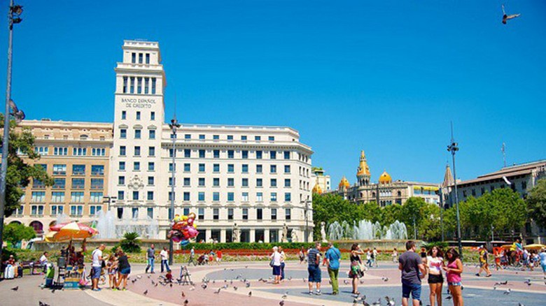 Quảng trường trung tâm Barcelona, điểm khởi đầu hành trình Tây Ban Nha