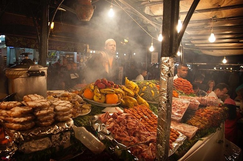 Quầy hàng ăn đường phố sáng đèn tại quảng trường Jemaa el-Fnaa về đêm