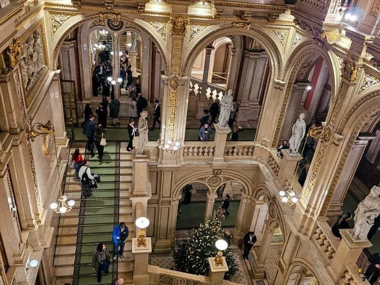 Quầy vé đứng Stehplatz tại Nhà hát Opera Vienna trên phố Operngasse
