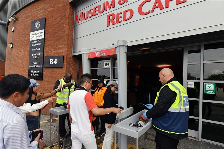 Quầy vé và khu vực đón khách tham quan Old Trafford