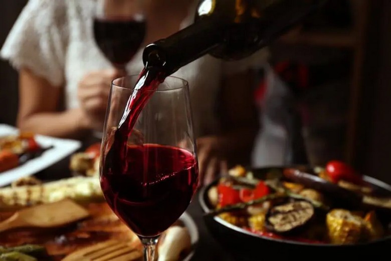 Rượu vang và socola mua tại châu Âu chuẩn bị mang về nước