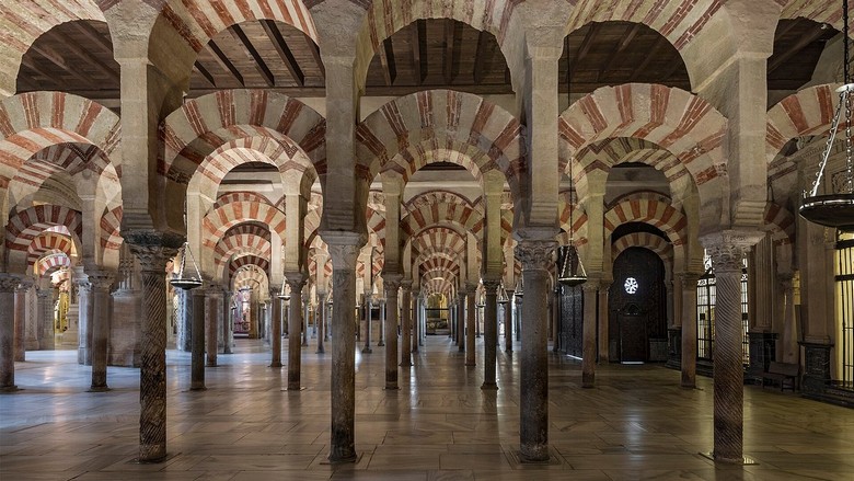  Rừng cột đá bên trong thánh đường Mezquita ở Córdoba