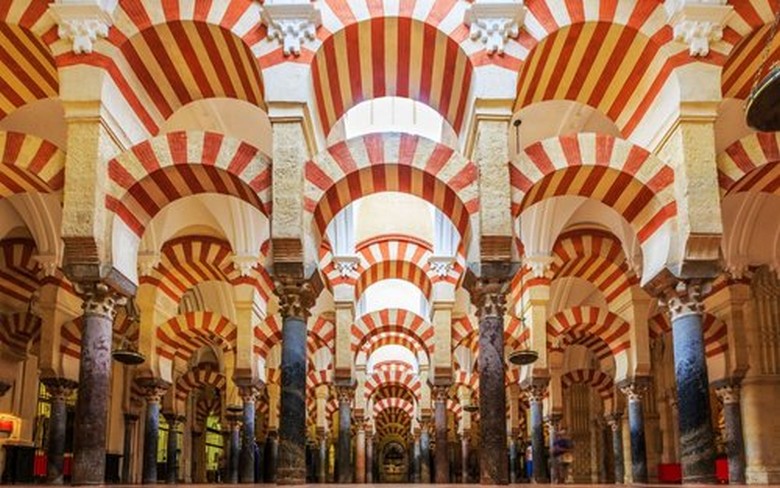 Rừng cột và hai tầng vòm móng ngựa đặc trưng bên trong Mezquita Córdoba