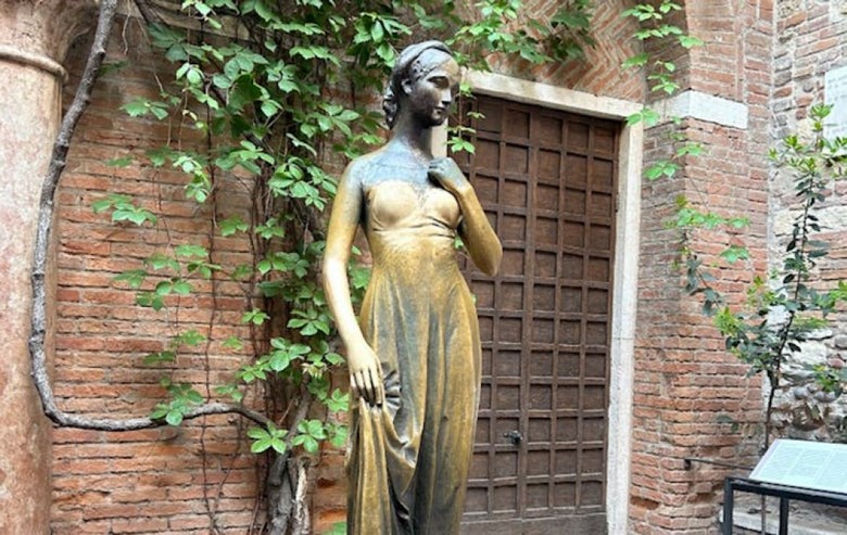Sân trong Casa di Giulietta với bức tượng Juliet bằng đồng
