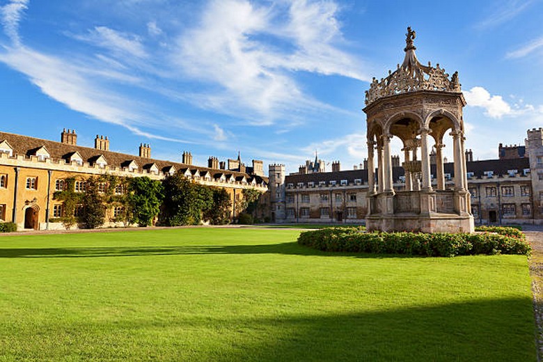 Sân trong một college cổ ở Cambridge với bãi cỏ xanh