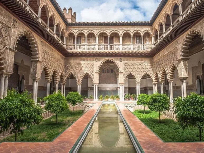 Sân trong và các phòng đại sảnh chạm khắc thạch cao của Alcázar de Sevilla