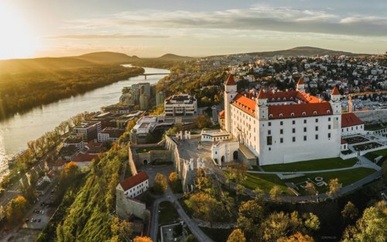 Sân trong và vườn Baroque miễn phí của lâu đài Bratislava
