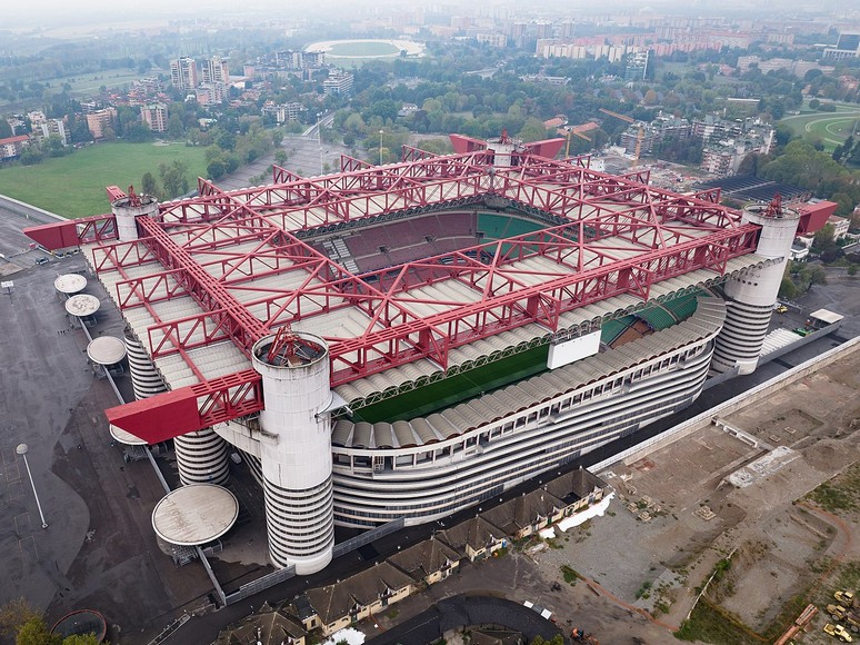 Sân vận động San Siro nhìn từ bên ngoài với thiết kế hai tòa tháp xoắn ốc