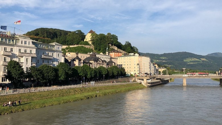 Sông Salzach và phố cổ Salzburg vào một ngày tháng 9 vắng khách