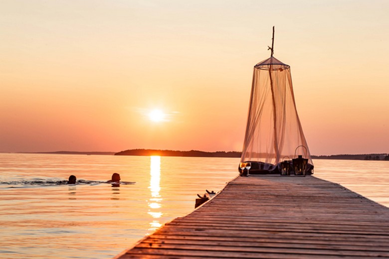So sánh bầu trời đêm trắng ở Stockholm và mặt trời nửa đêm ở Tromsø