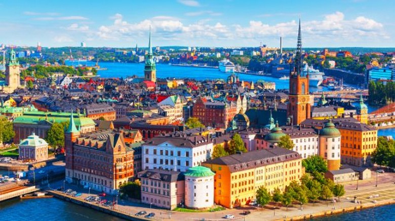 Stockholm mùa hè với bầu trời xanh trong trên mặt nước quanh Gamla Stan