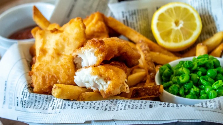 Suất fish and chips vàng giòn gói giấy kèm đậu nghiền mushy peas