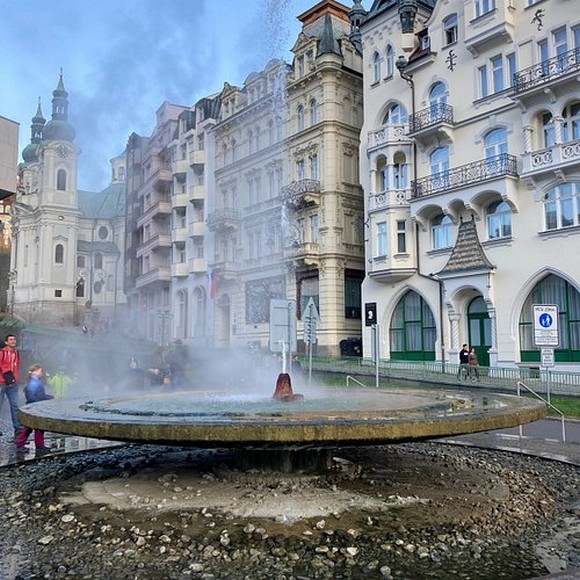 Suối nước nóng Vřídlo phun cao trong nhà kính hiện đại giữa trung tâm Karlovy Vary