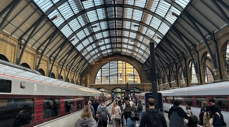 Tàu điện rời ga King's Cross ở London
