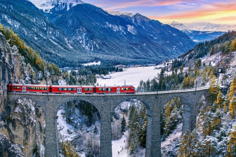 Tàu Glacier Express băng qua cầu cạn giữa dãy núi Alps Thụy Sĩ