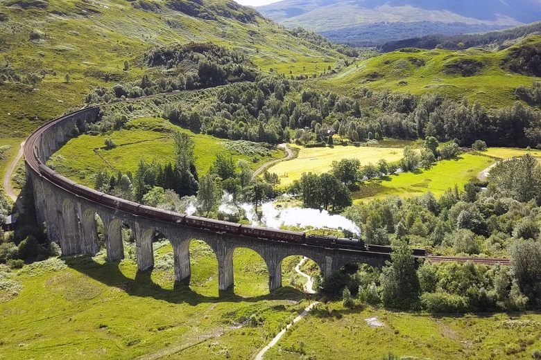 Tàu hơi nước Jacobite chạy qua cầu cạn Glenfinnan