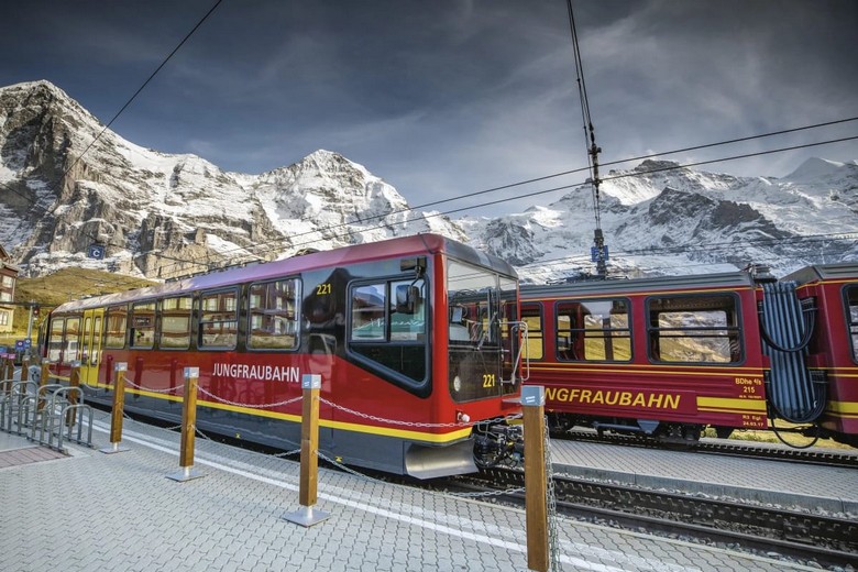 Tàu răng cưa Jungfraubahn leo dốc xuyên hầm núi Eiger