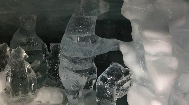 Tác phẩm điêu khắc băng bên trong Ice Palace