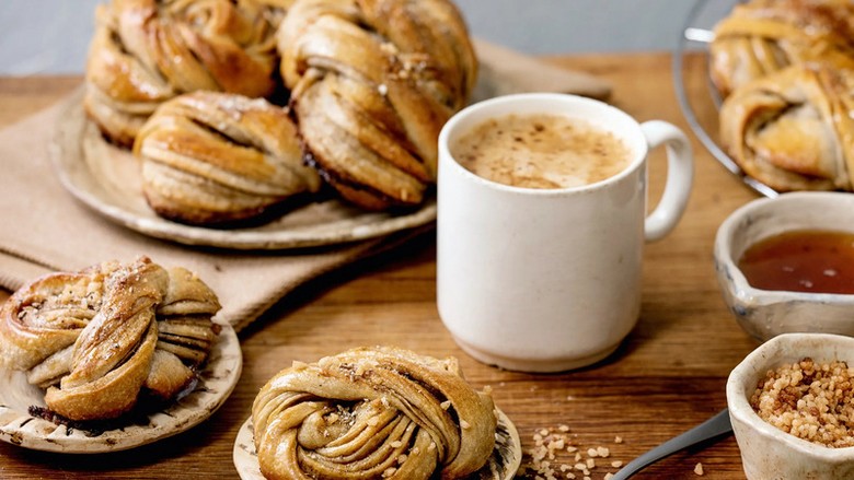 Tách cà phê và bánh quế cinnamon bun trong giờ fika kiểu Thụy Điển