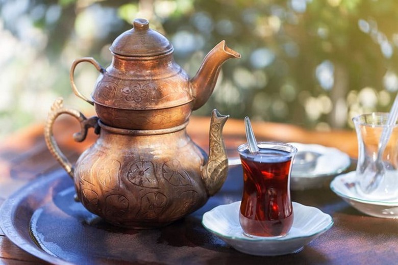 Tách trà đen çay hình tulip đặc trưng của văn hóa hiếu khách Thổ Nhĩ Kỳ