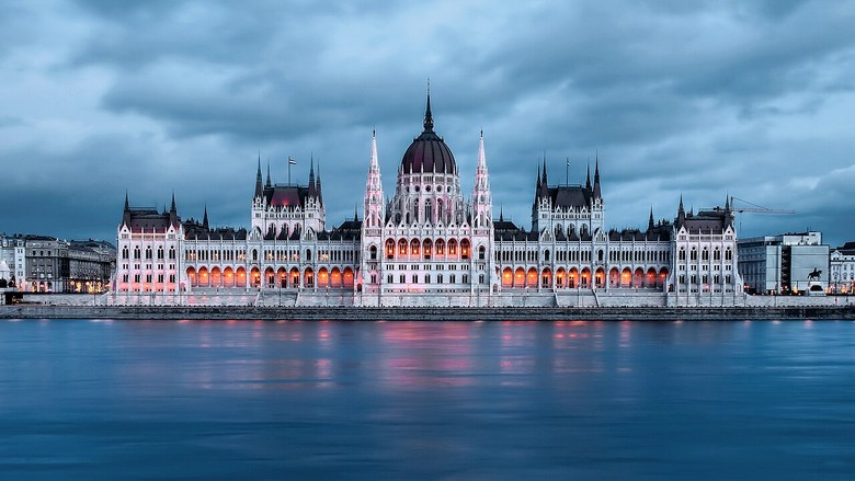 Tòa nhà Nghị viện Hungary và cầu Xích nhìn từ du thuyền
