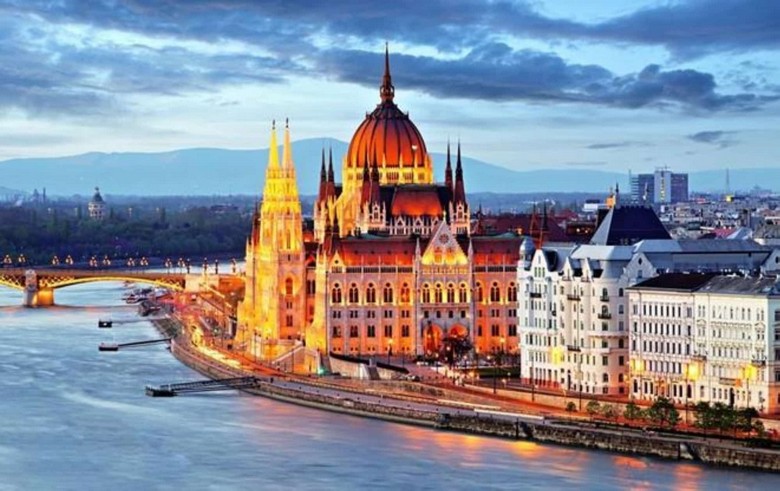 Tòa nhà Quốc hội Hungary bên sông Danube ở Budapest