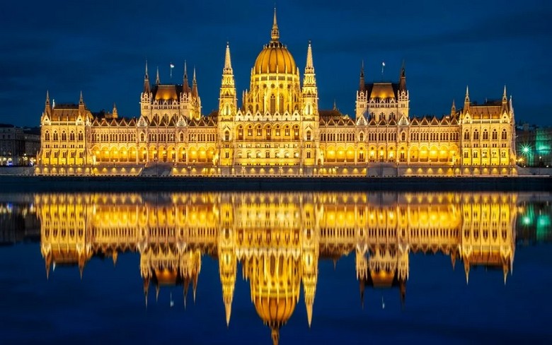 Tòa nhà Quốc hội Hungary bên sông Danube về đêm, Budapest