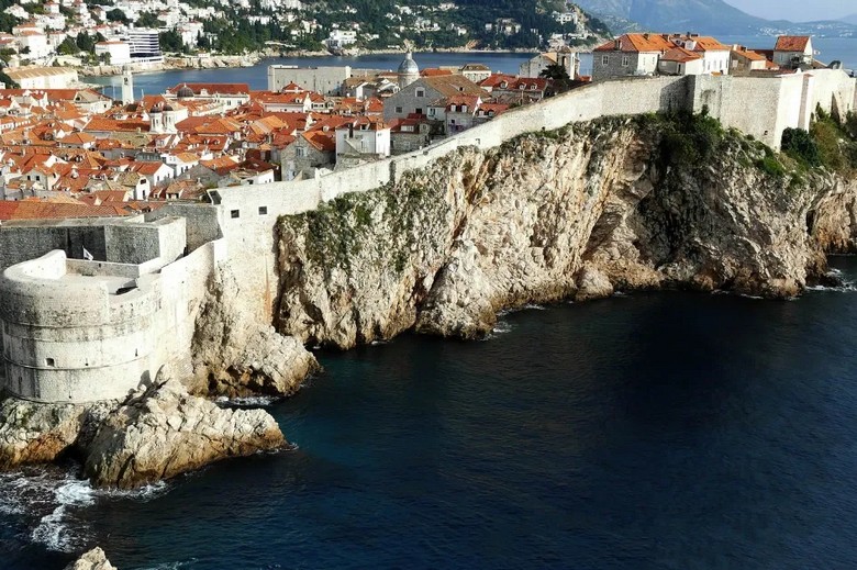 Tường thành đá cổ Dubrovnik nhìn ra biển Adriatic