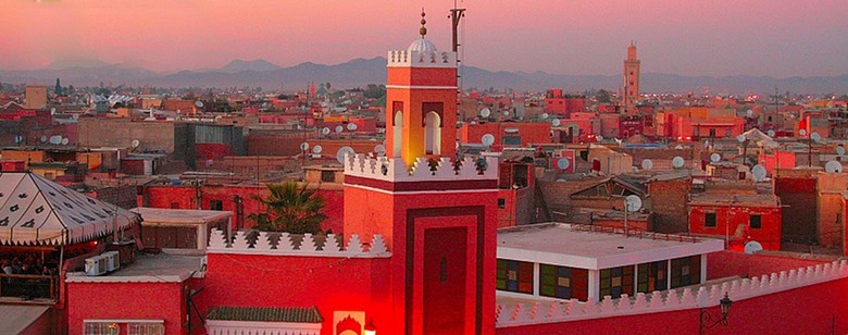 Tường thành đất đỏ bao quanh khu medina Marrakech