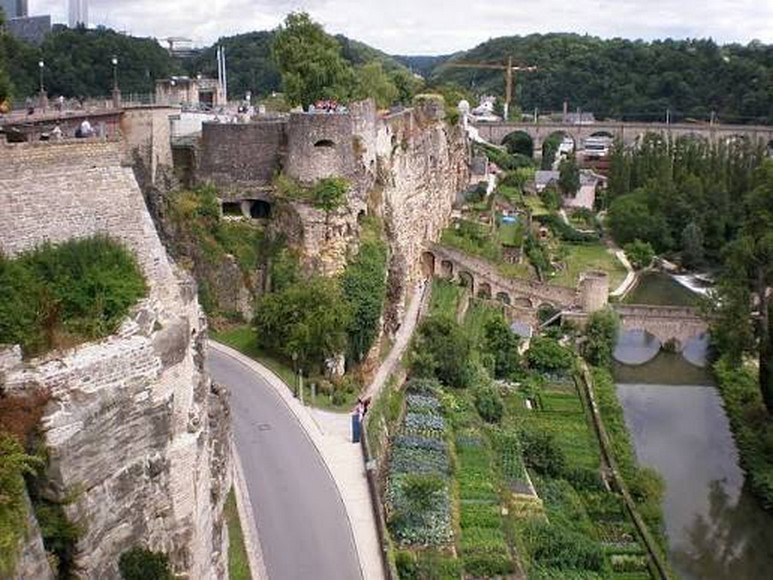 Tường thành và pháo đài cổ còn sót lại quanh khu phố cổ Luxembourg City