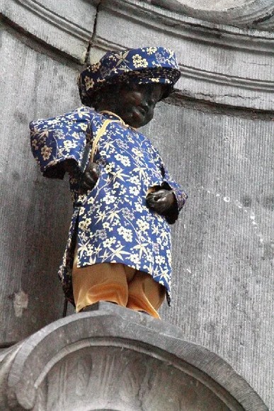 Tượng Manneken Pis mặc trang phục lễ hội