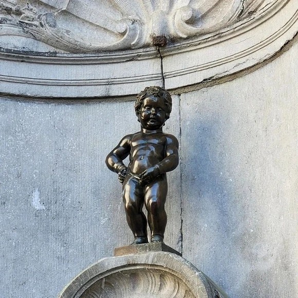 Tượng Manneken Pis tại trung tâm Brussels, Bỉ