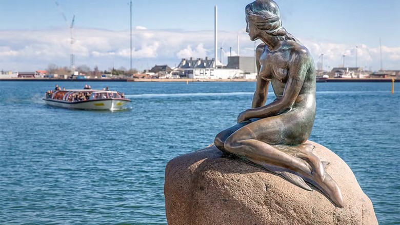 Tượng Nàng Tiên Cá bên bờ biển Copenhagen