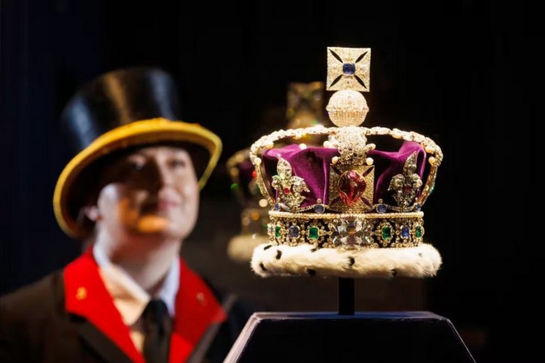 Tủ kính trưng bày vương miện lấp lánh trong khu Crown Jewels ở Tháp London
