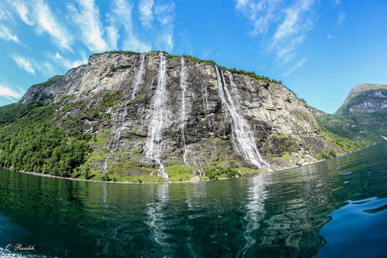 Thác Bảy Chị Em đổ xuống Geirangerfjord nhìn từ du thuyền
