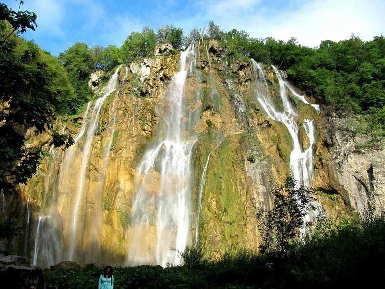 Thác Veliki Slap cao 78 mét giữa rừng thu lá vàng ở Hồ Plitvice
